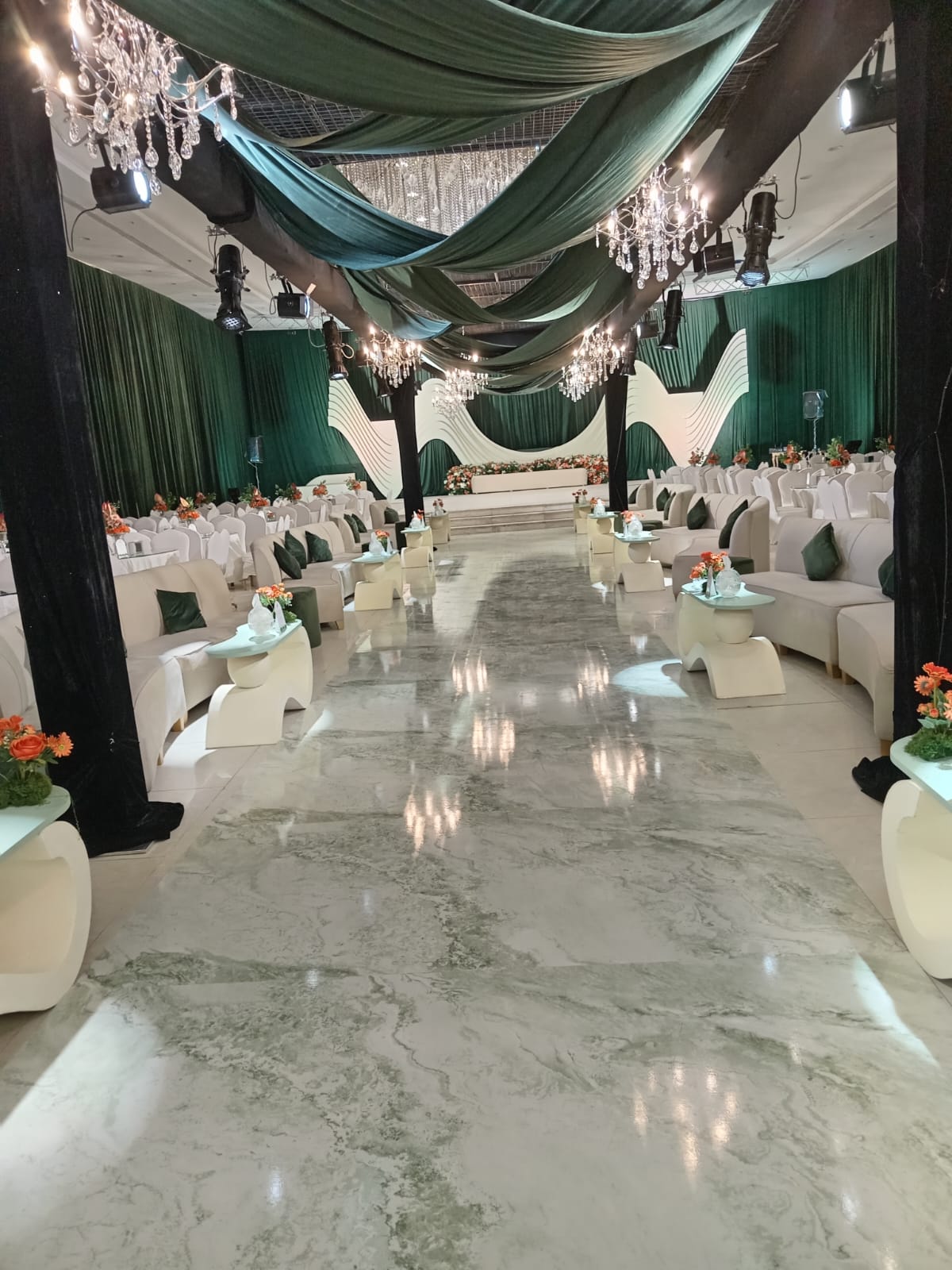 منصة كوش وتقديم عروسين في قاعة بالرياض — لقطة أرشيفية 1 من أعمال لمسه ذوق في الرياض