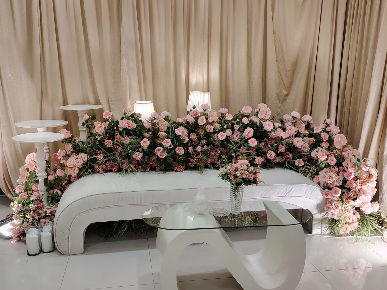 منصة كوش وتقديم عروسين في قاعة بالرياض — لقطة أرشيفية 4 من أعمال لمسه ذوق في الرياض