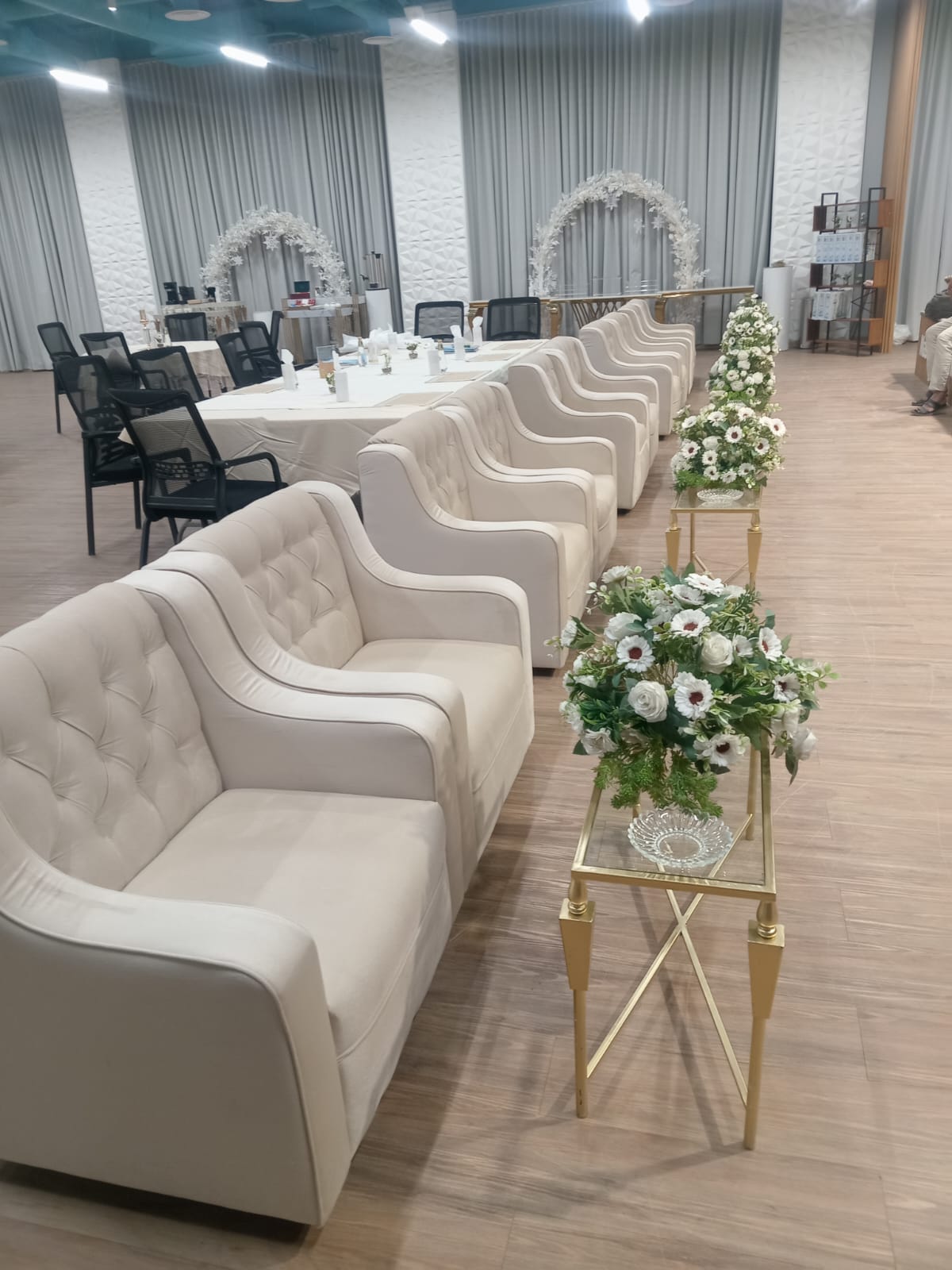 جلوس ملكي أو كراسي ضيافة في مناسبة بالرياض — لقطة أرشيفية 4 من أعمال لمسه ذوق في الرياض